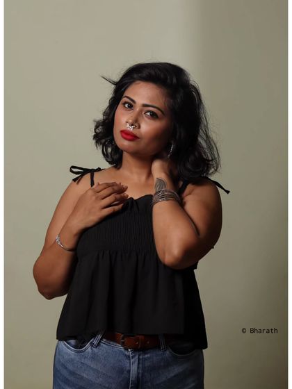 A classic studio portrait focusing on a direct and confident expression. The clean background keeps the attention on the subject.