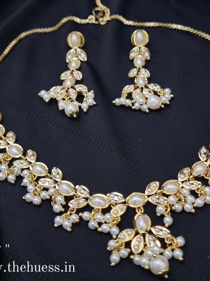 The 'तारा' (Tara) necklace set, an extremely lightweight and delicate design. The necklace and matching earrings feature leaf-like motifs with pearls, perfect for a minimalist aesthetic.