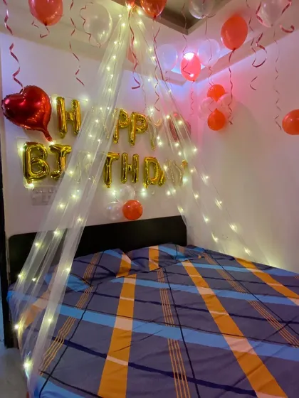 This image shows the full effect of the cabana and balloon decorations in a bedroom. Even in a smaller space, I can create a stunning visual impact for your special occasion.