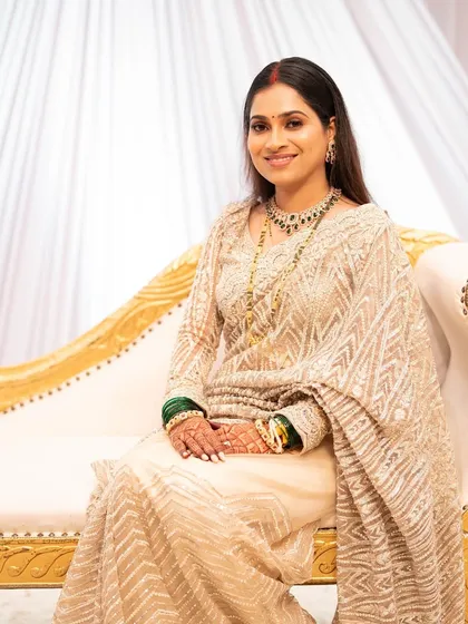 Grace in every detail. This soft, traditional Maharashtrian bridal look features a 'no-makeup' makeup style with a dewy finish, perfect for the bride who wants to look naturally radiant.