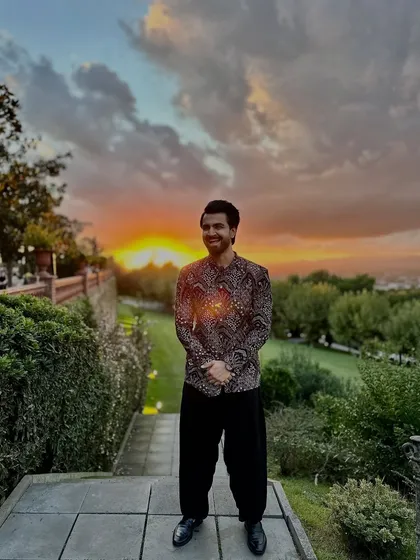 Soaking in the golden hour in Spain. Dressed in traditional attire, I'm ready to bring the Indian wedding spirit to this beautiful European destination.