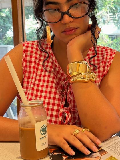 Another close-up, this time focusing on my hand and the chunky jewelry. It's all about the details.