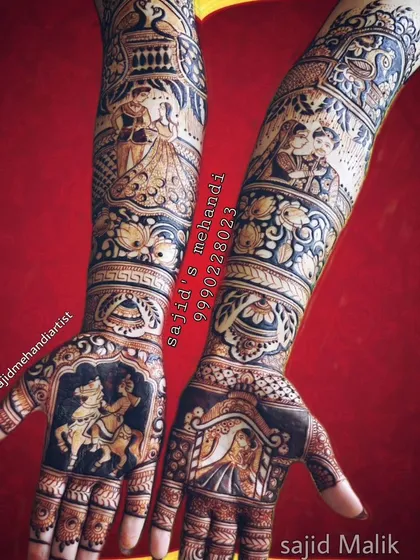 I love creating designs with bold contrast and rich storytelling. This full-arm bridal mehandi features a dynamic scene of the groom on a horse, a classic baraat motif, alongside a portrait of the bride. The deep, dark stain is a result of my high-quality, natural henna paste.