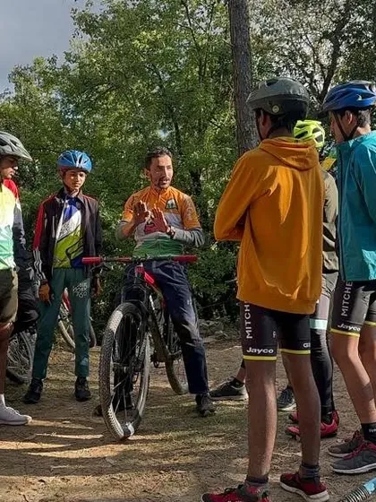 A key part of our workshops is the pre-ride briefing. Here, our coach Rakesh discusses trail features and body positioning with a group of young riders, ensuring everyone understands the technique before we hit the dirt.