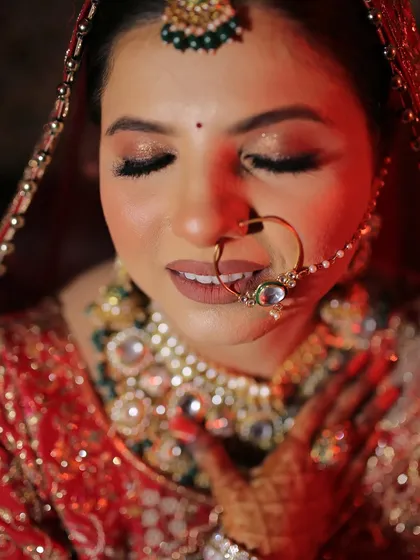 A close-up on the details. The soft glitter on the eyes and the perfectly defined nude matte lips complete this bridal look.