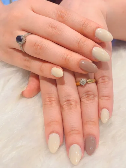 Your coffee should be as strong as your nail game. This image shows a gorgeous manicure with alternating shades of nude and brown, creating an earthy and chic color palette.