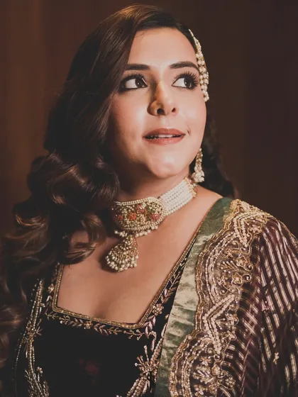 The beauty is in the details. The pearl and meenakari choker perfectly complemented the neckline of her velvet reception outfit, adding a touch of heritage to the modern silhouette.