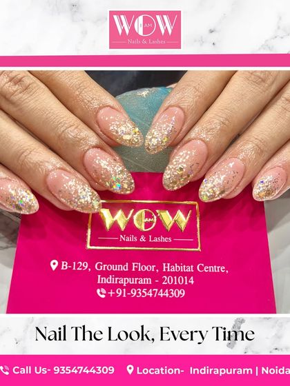 A dazzling set of almond-shaped extensions with a sheer nude base and a heavy dusting of gold glitter. This look is pure glamour and perfect for making a statement.