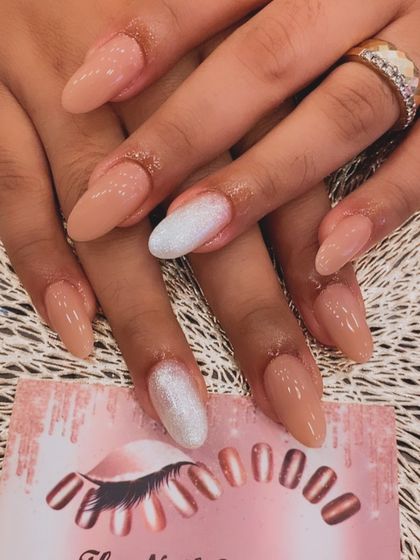A simple yet beautiful set of nude almond-shaped extensions. The ring fingers are accented with a brilliant white chrome powder for a pearlescent, eye-catching shine.