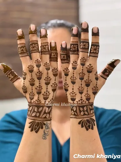 A unique and beautiful design with hanging floral motifs. The pattern on the wrist is inspired by the lotus flower, tying the whole look together with natural elegance.