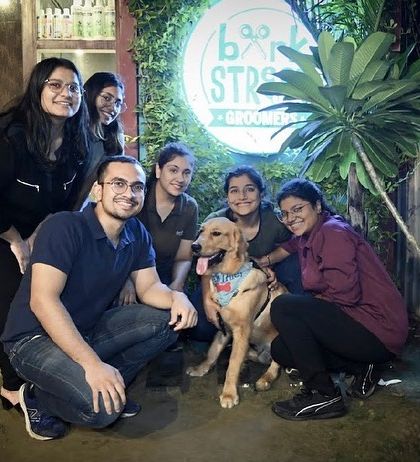A happy pup makes a happy family. This lovely Labrador, surrounded by his favorite people, is looking smart and clean after his visit to our grooming salon.