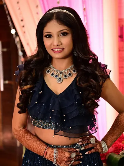 I dolled up my sister for her engagement ceremony. She looked stunning in this navy blue ruffled lehenga, and we went for a glamorous smokey eye to match. 💙💍