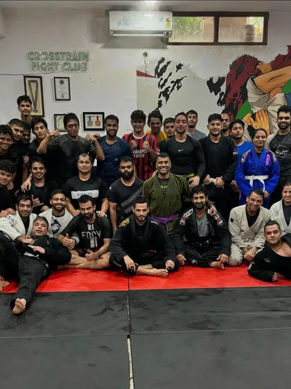 A packed Sunday Jiu-Jitsu session. The growing number of faces shows how our community continues to expand, bringing in new people to share the journey.