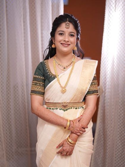 A closer look at this bride's elegant Muhurtham makeup. You can see the smooth, even finish of the HD makeup, which is key for a flawless appearance during wedding rituals.