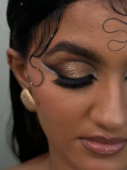 A close-up of an advanced airbrush and graphic liner look I created for a high-fashion shoot. In my classes, we explore creative techniques like this, focusing on precision, blending, and achieving that perfect, editorial-quality finish.