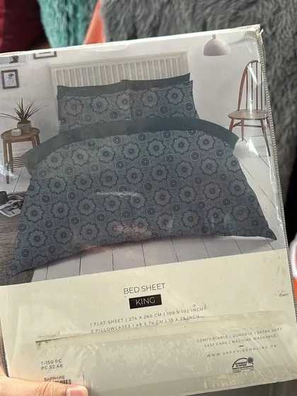 This Sapphire Home bedsheet features a classic geometric pattern in a deep blue. It's a complete King size set with a flat sheet and two pillowcases, perfect for a clean, sophisticated look.