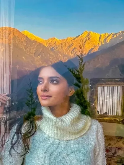 On-location shoot in the mountains, requiring a fresh and natural makeup look. I focused on creating a rosy, wind-kissed flush on the cheeks and a hydrated lip.
