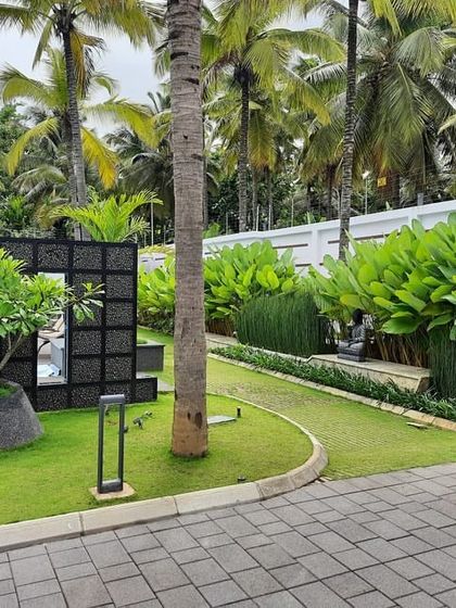 Residential Gardens & Courtyards photo 13