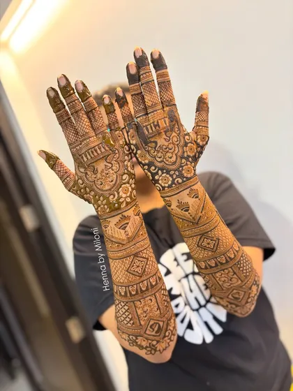 A full coverage bridal mehendi design that combines traditional motifs with modern layout. The dark stain is a result of my high quality, natural henna paste.