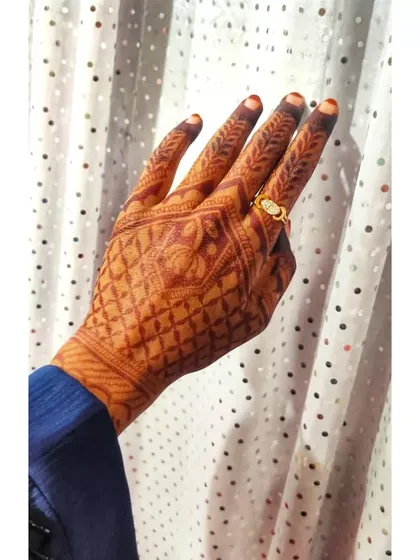 A classic jaal (net) pattern with a beautiful, even stain. This is a timeless design that always looks amazing once the color matures.