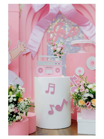 A duplicate image of the cool, retro boombox prop.