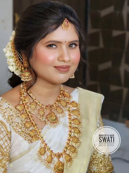 Pranali looking absolutely serene and beautiful. The classic updo and traditional jewellery complete her engagement look.