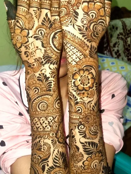 Another look at this gorgeous full-arm henna. The way the patterns wrap around the arm creates a seamless and elegant effect, perfect for a bride.