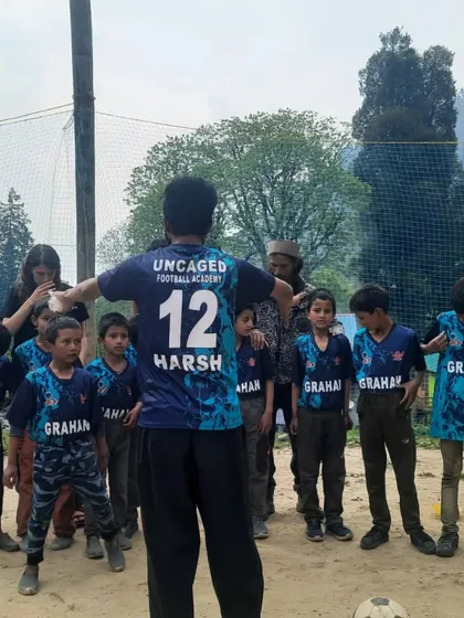 A view from my perspective as a coach. Facing the team, you can see the attention and eagerness of the young players. My own jersey shows how we are all part of the same team, learning and growing together.