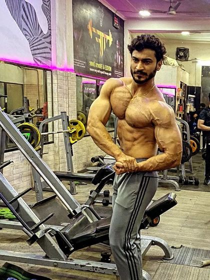 A powerful most muscular pose in the gym. This is the result of devotion to Mahadev and the iron.