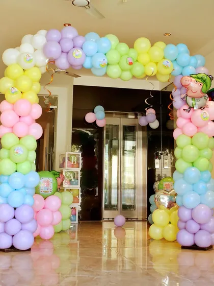 A pastel-colored balloon arch for a Peppa Pig party, creating a soft and inviting entrance.