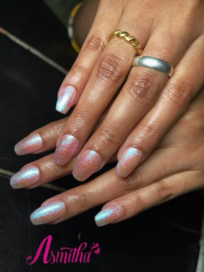 A beautiful example of our pearl finish nail extensions. This set has an iridescent, holographic shimmer that catches the light, offering a trendy yet graceful style.