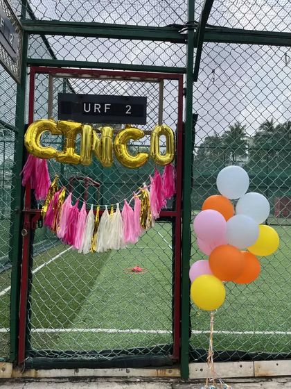 The entrance to a football-themed birthday party, decorated with balloons and banners. I take care of the setup to create a festive and sporty atmosphere for your child's celebration.