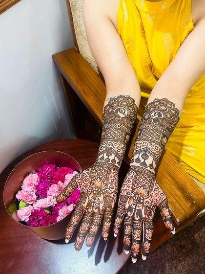 This design is filled with auspicious symbols like elephants, lotuses, and peacocks, perfect for a traditional bride.