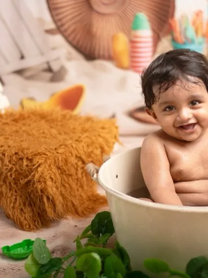 Splash time is always a hit with toddlers! This beach-themed bathtub session is all about capturing genuine smiles and playful moments. I set up a mini beach in my studio so your little one can have a blast while we create fun, happy memories.