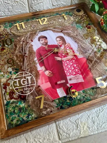 Another view of the large clock, showing the beautiful arrangement of the sehra and kalire in the corners.