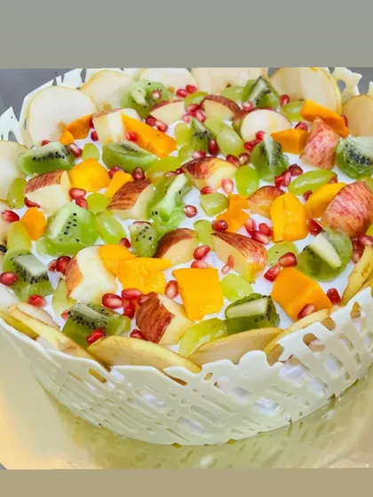 A feast of fruits! Our 2kg mixed fruit cake is topped with a vibrant assortment of fresh seasonal fruits and surrounded by a delicate white chocolate lattice.