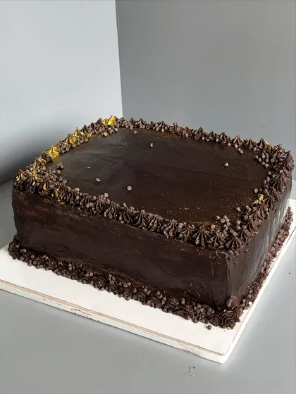 It was an honor to create this 10-kilo chocolate indulgence for a grand corporate celebration. No matter the size of your event, I pour the same love and precision into every cake to make your moments matter.