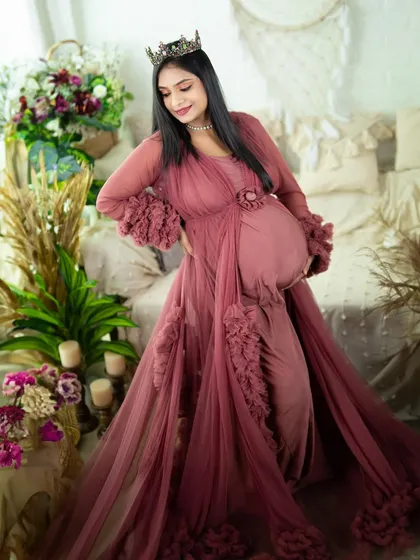 A lovely open-front maternity robe in a soft rose color. This style is perfect for showcasing the baby bump while maintaining an elegant and romantic feel.