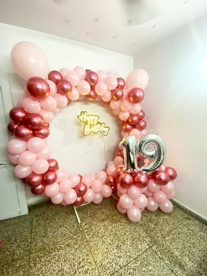 A full view of the elegant balloon ring, a perfect centerpiece for a 19th birthday celebration.