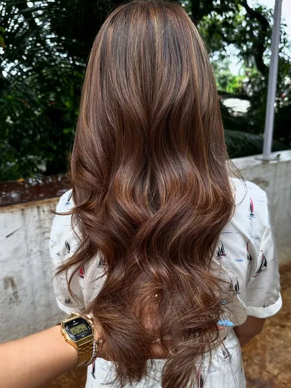 Holiday hair goals. This beautiful balayage combines different shades of blonde and light brown for a perfectly blended, sun-kissed look that’s ready for any adventure.