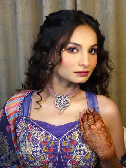 A beautiful pose from the model, showing off her henna-adorned hands and glamorous makeup.