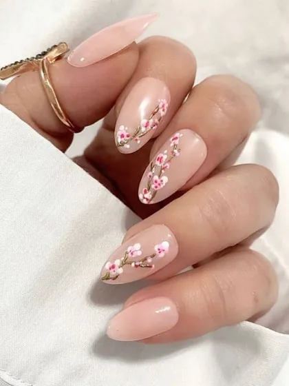 Inspired by spring, this elegant almond-shaped set features delicate cherry blossom branches hand-painted over a natural nude base. It's a soft and sophisticated design for any occasion.