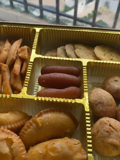 Our festive hampers are a perfect mix of sweet and savoury. This Rakhi special box includes everything from sweet gujiyas to crispy mathri, making it a wonderful gift for your loved ones.