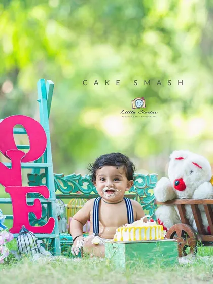 First birthdays are a whirlwind of joy, and a cake smash session is the perfect way to celebrate. I love capturing the messy, delightful moments as your baby explores their first taste of birthday cake.