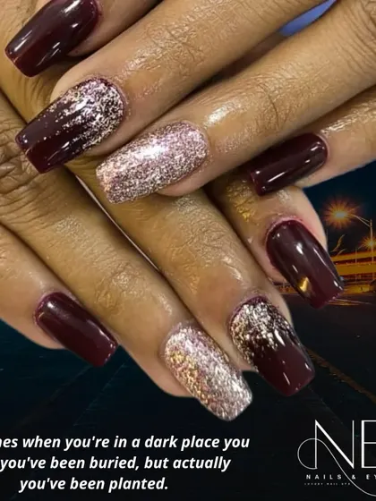 A dramatic and moody set for a night out. We combined a deep, glossy maroon polish with a sparkling rose gold glitter on square-shaped extensions.