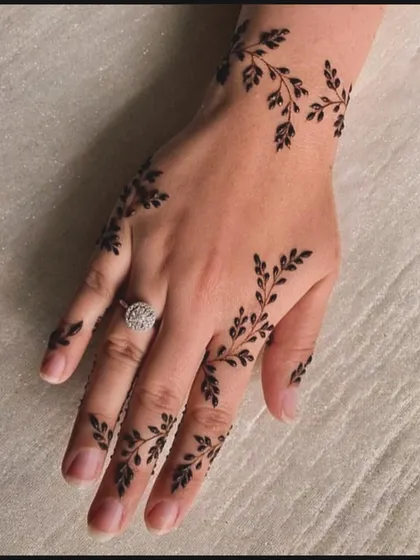 For those who love a more modern and delicate look, I create minimalist henna designs like this beautiful leafy vine. It elegantly flows across the hand and wrist, perfect for an engagement or any special event where you want a touch of subtle art.