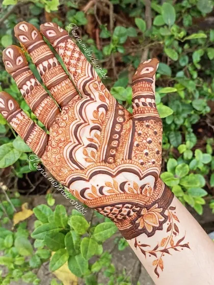An elegant and simple design for a guest. The pattern flows beautifully from the wrist to the fingers, combining floral and paisley elements with open space.