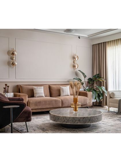 The living area in "Kanasu," featuring a modern dual-toned wall.