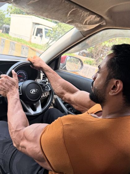 Another angle, showing the arm vascularity.