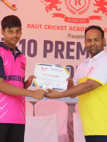 A player from the Sunrisers RCA team is recognized for his role in the T-10 Premier League.